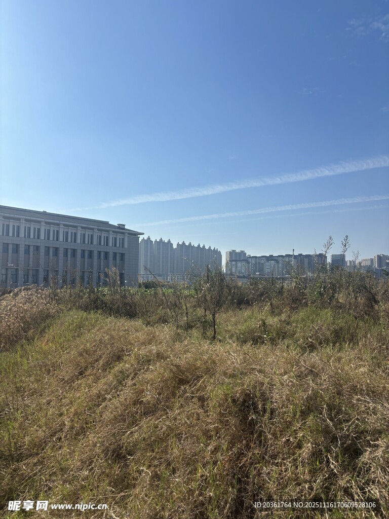 城郊荒地与远处建筑景观