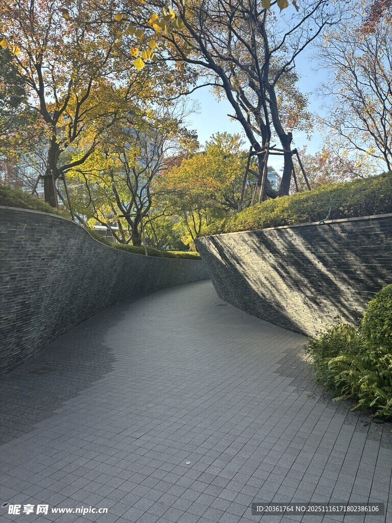 秋日幽静的砖石小径