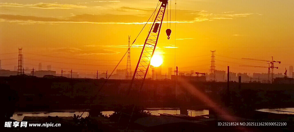夕阳下的工地起重机