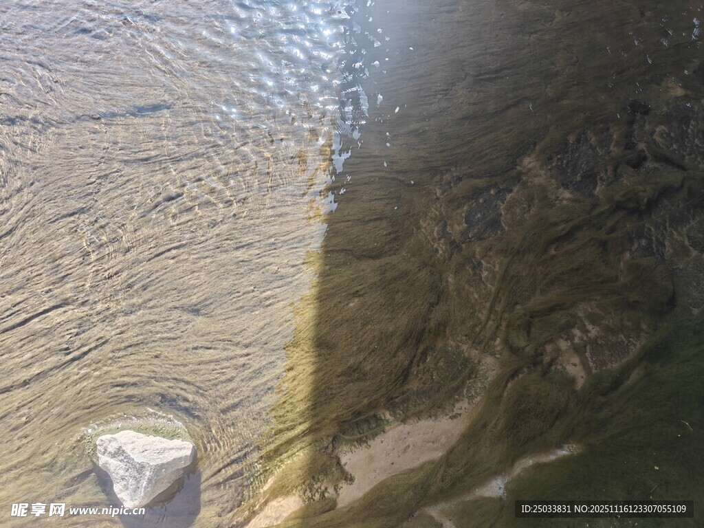 水面倒影下的石块景观