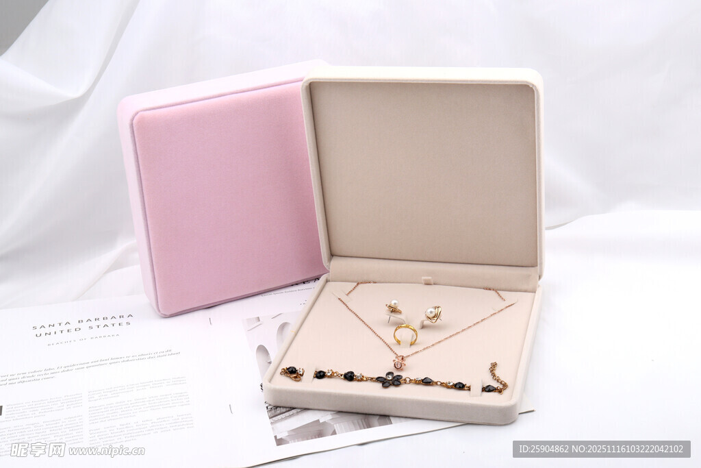 粉色首饰盒内的精美项链