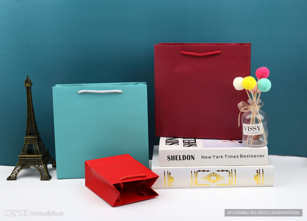 多彩礼品袋及小摆件展示