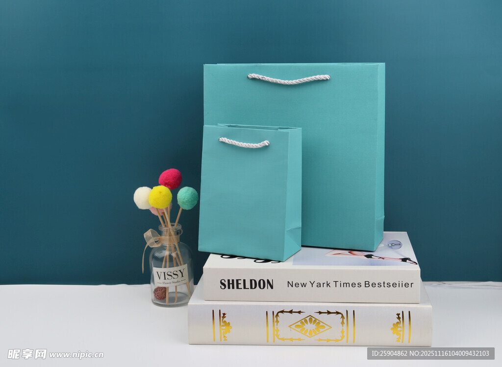 蓝绿色手提袋与文具摆件