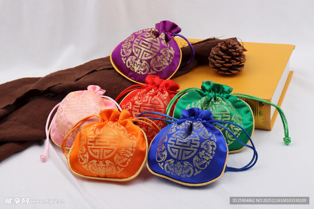 多彩香囊展示传统手工艺品