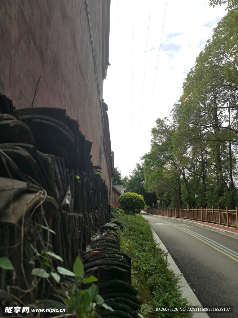 路边堆叠的废旧瓦片