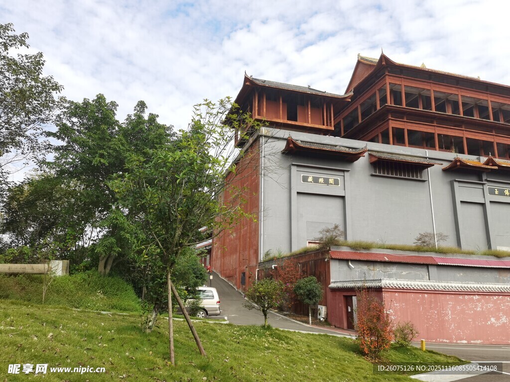 中式建筑立于绿意之中