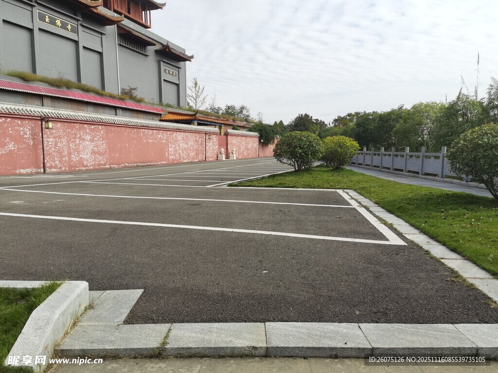 中式建筑旁的空旷停车区域