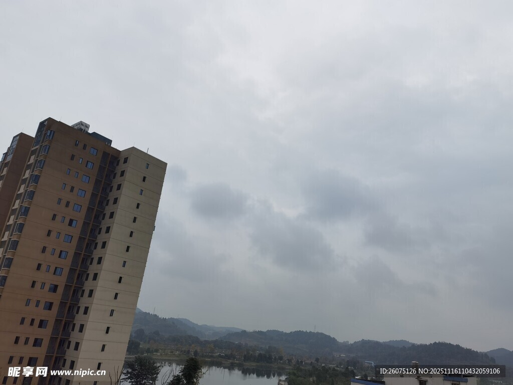 高楼外的阴天城市景观