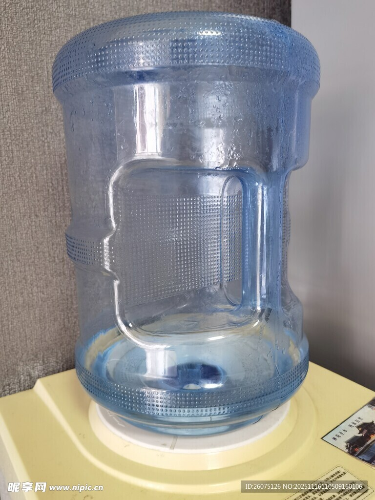 空的蓝色饮水机水桶