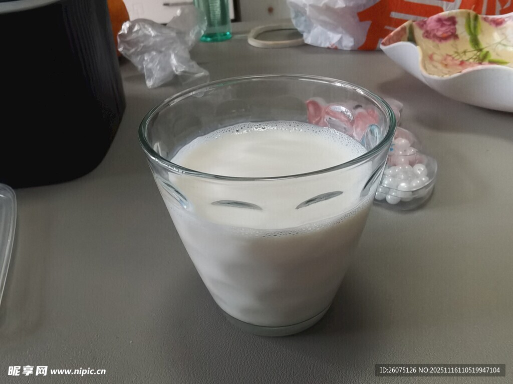 一杯新鲜的纯牛奶