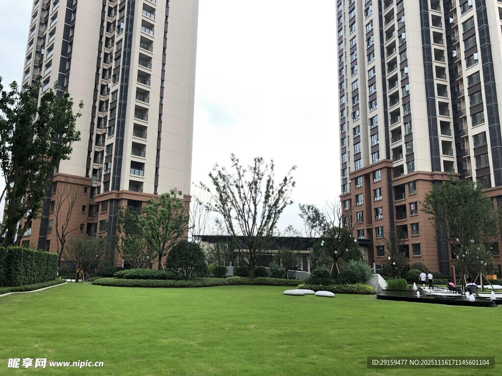 小区内的绿化与高层景观