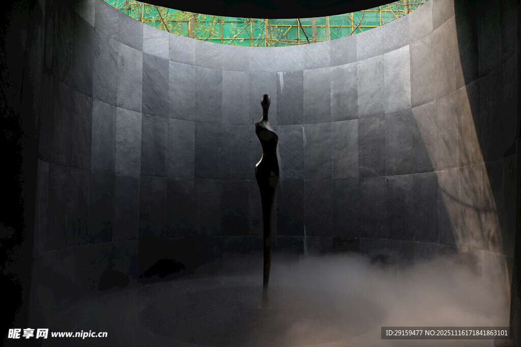 神秘空间中的孤独身影