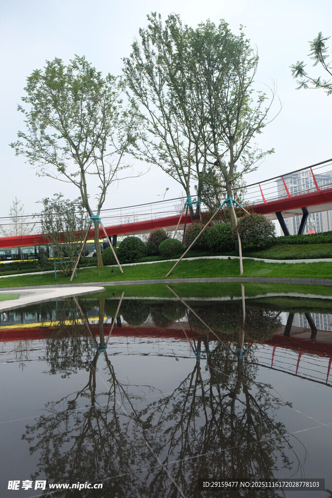 河畔红桥绿树倒影美景