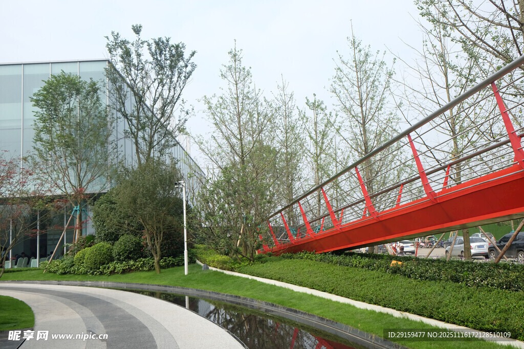 城市中红色景观桥与绿植