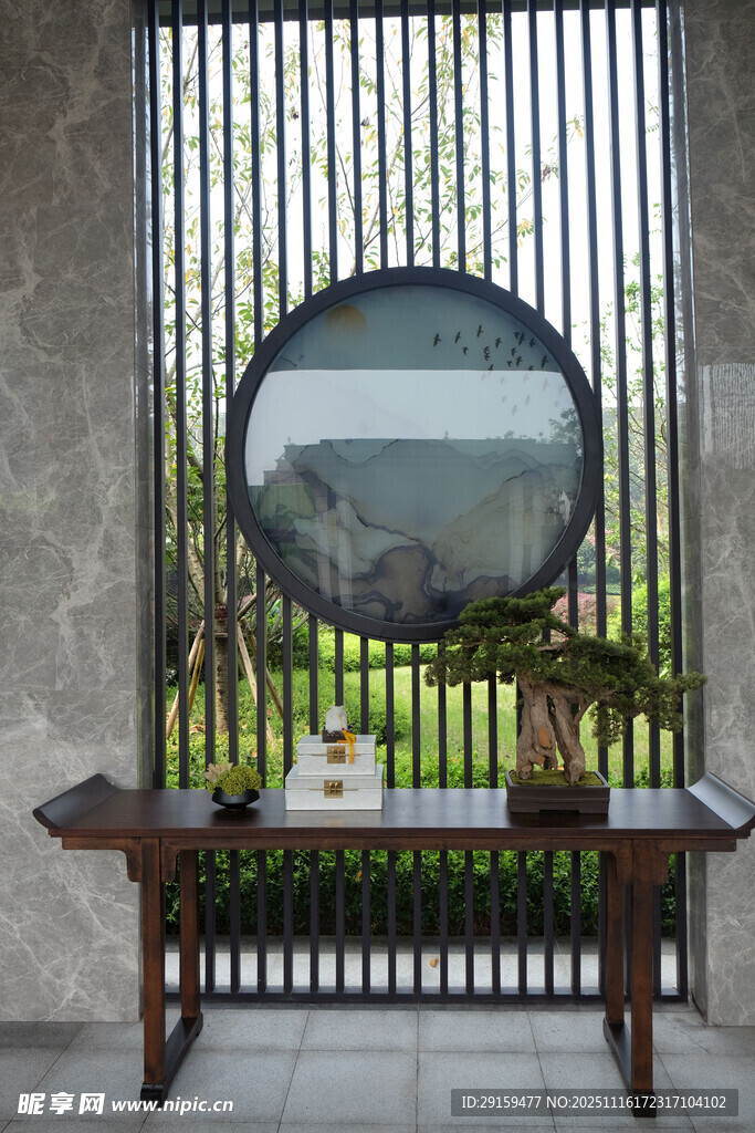 中式屏风前的雅致茶桌