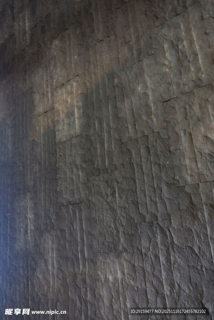 粗糙质感的深色岩石表面