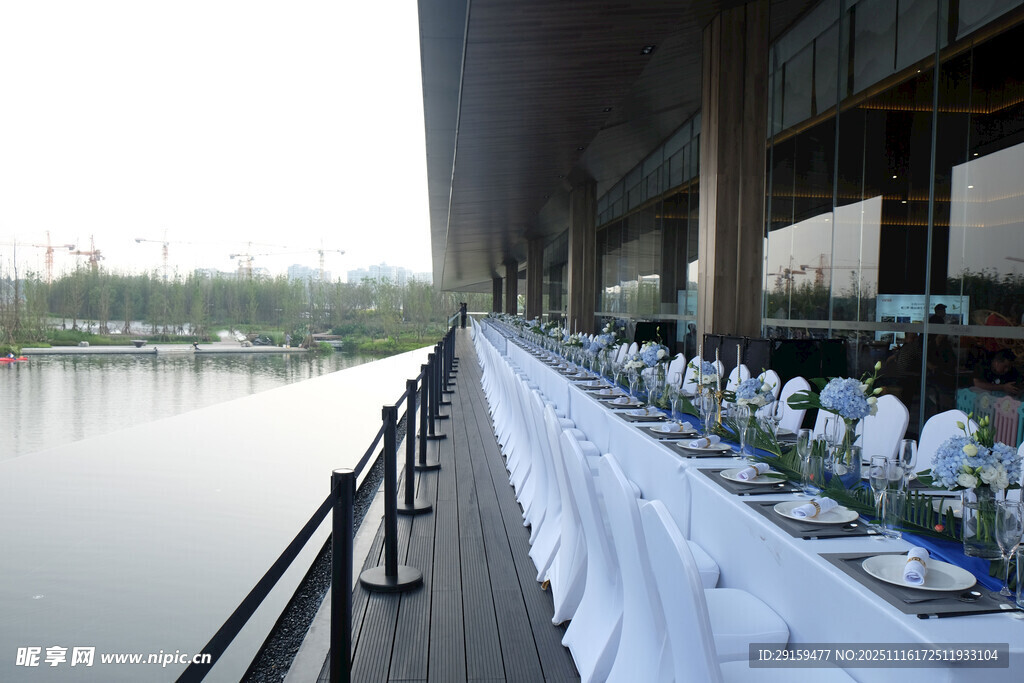 湖畔长桌宴会布置场景
