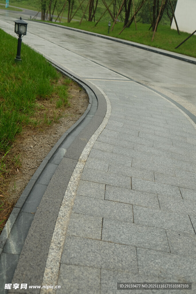 蜿蜒石板路的静谧景致