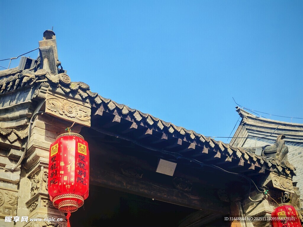 古建屋檐挂红灯笼