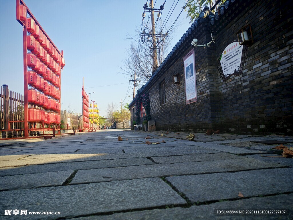 老旧街道旁的红墙与砖墙