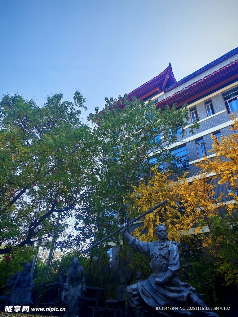 校园景致中的雕像与建筑