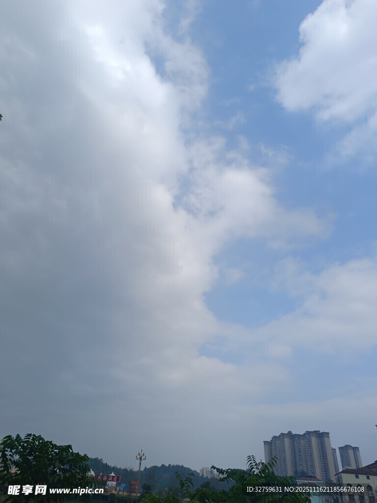 城市上空的多云景象