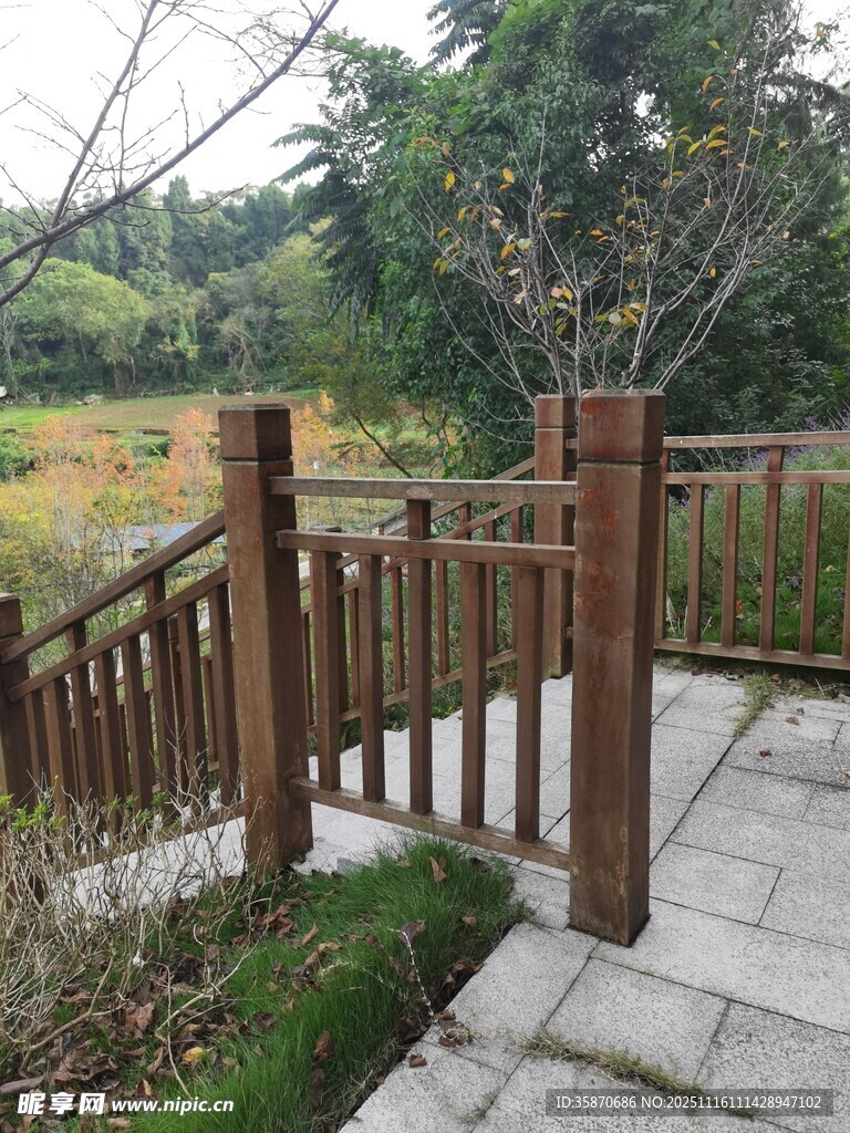 户外木质楼梯景观