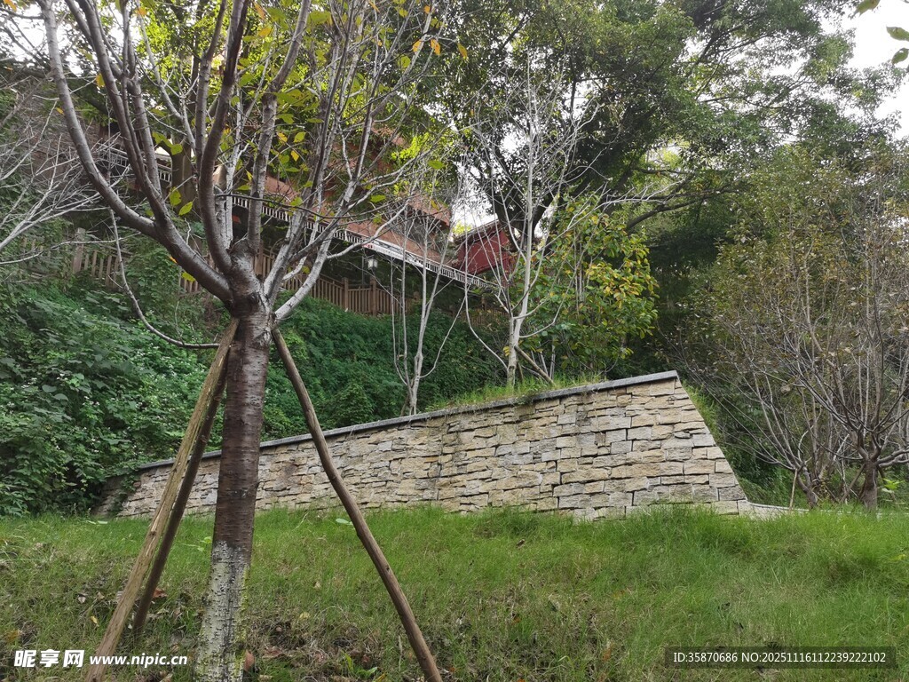 户外自然景观中的石砌建筑