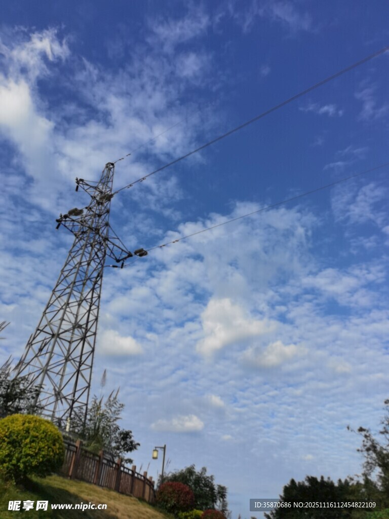 蓝天之下的高压输电塔