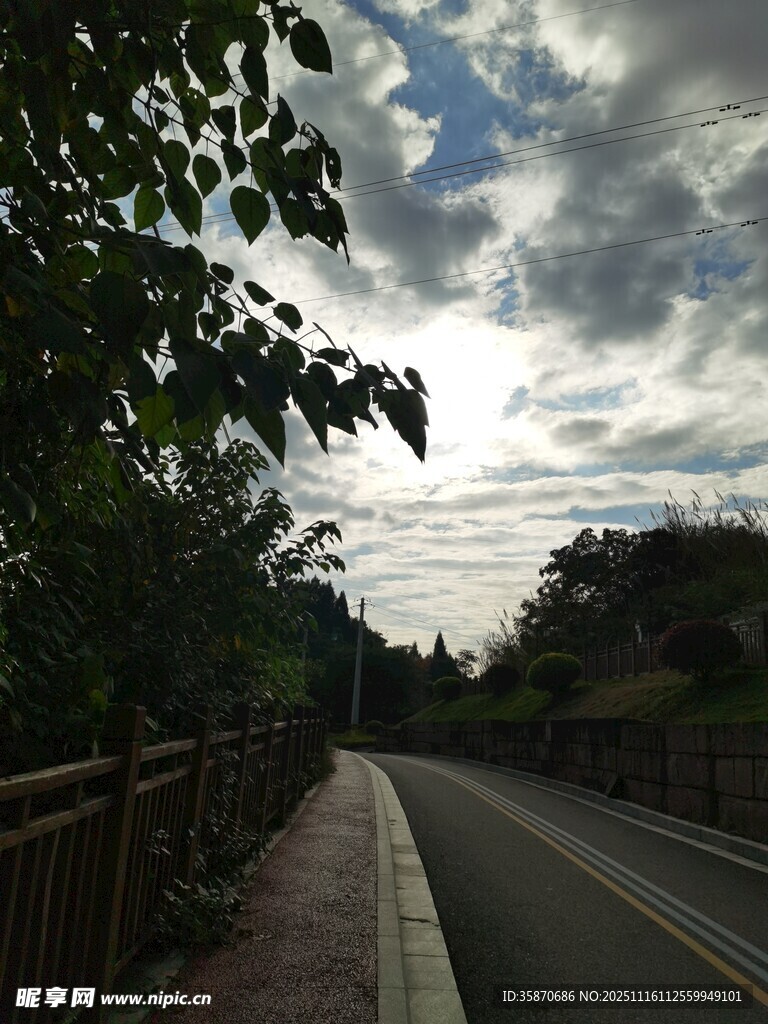 林间公路天空云影相伴