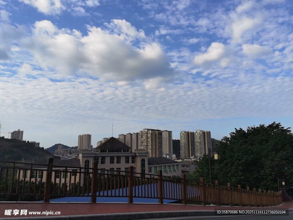 城市天际线与蓝天白云景观