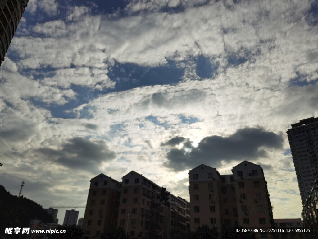 城市上空的云层景观