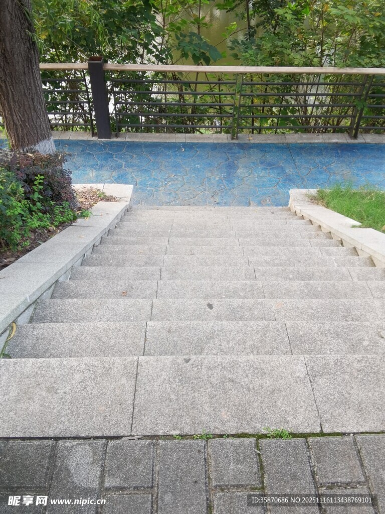 户外石阶通向泳池景观