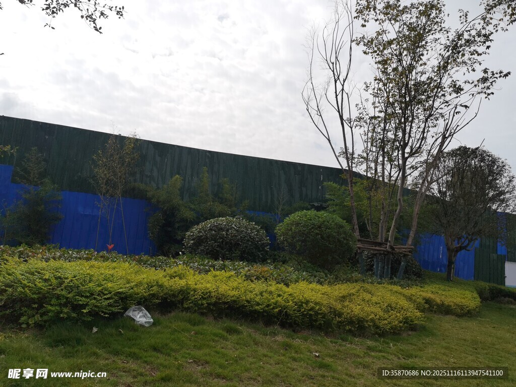 工厂旁的绿植景观