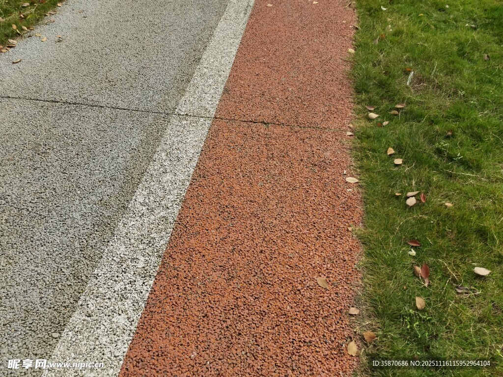 红色步道与灰色路面分界