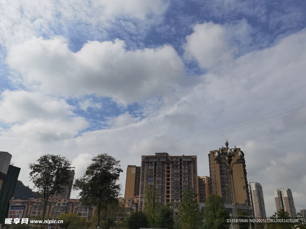 城市高楼与蓝天白云景象