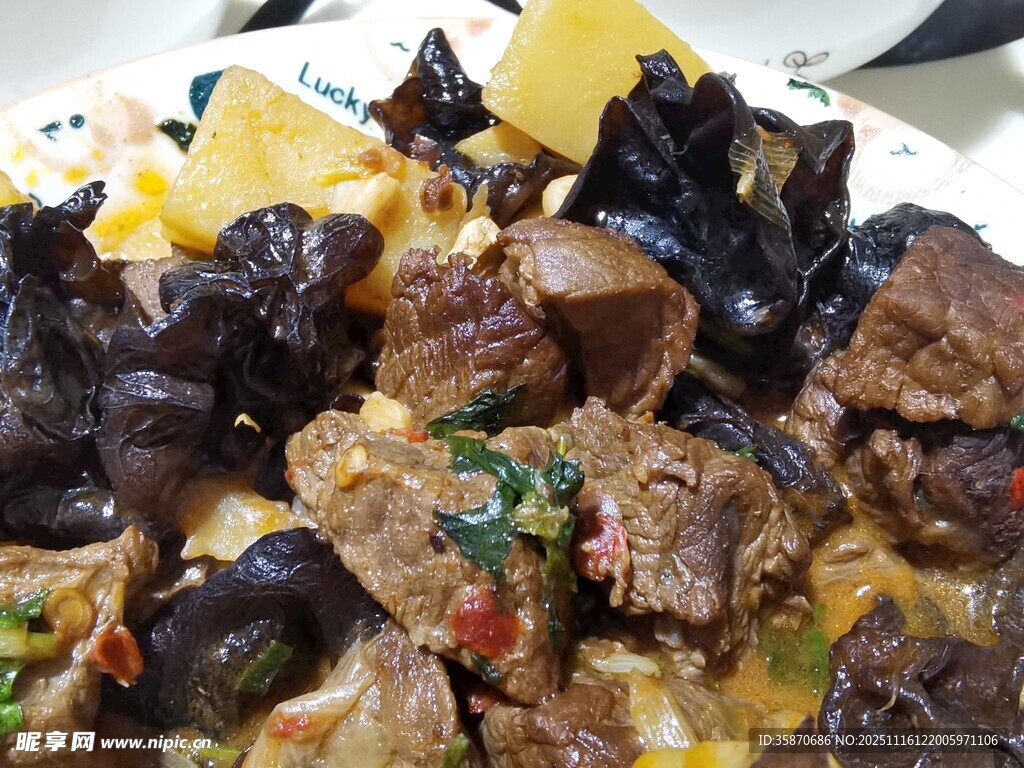 美味黑椒牛肉搭配蔬菜