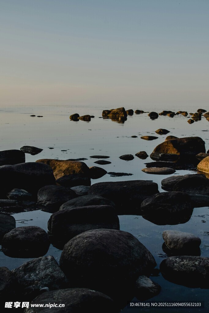 海边礁石静谧的黄昏景致