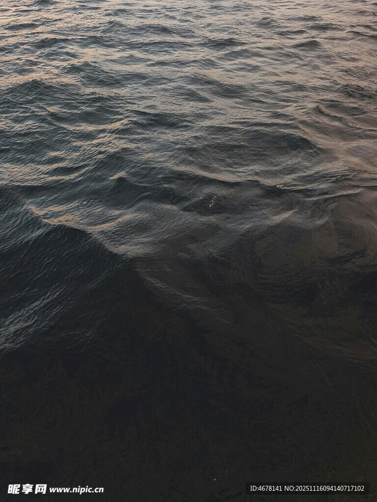 波光粼粼的水面