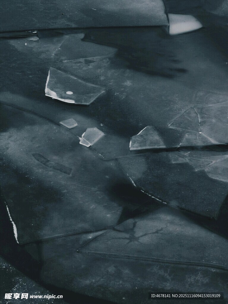 破碎的深色玻璃纹理画面