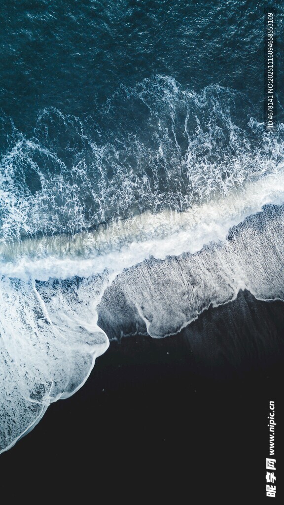 海浪翻涌的壮阔瞬间