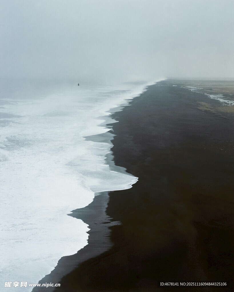 雾中海岸线海浪拍岸景