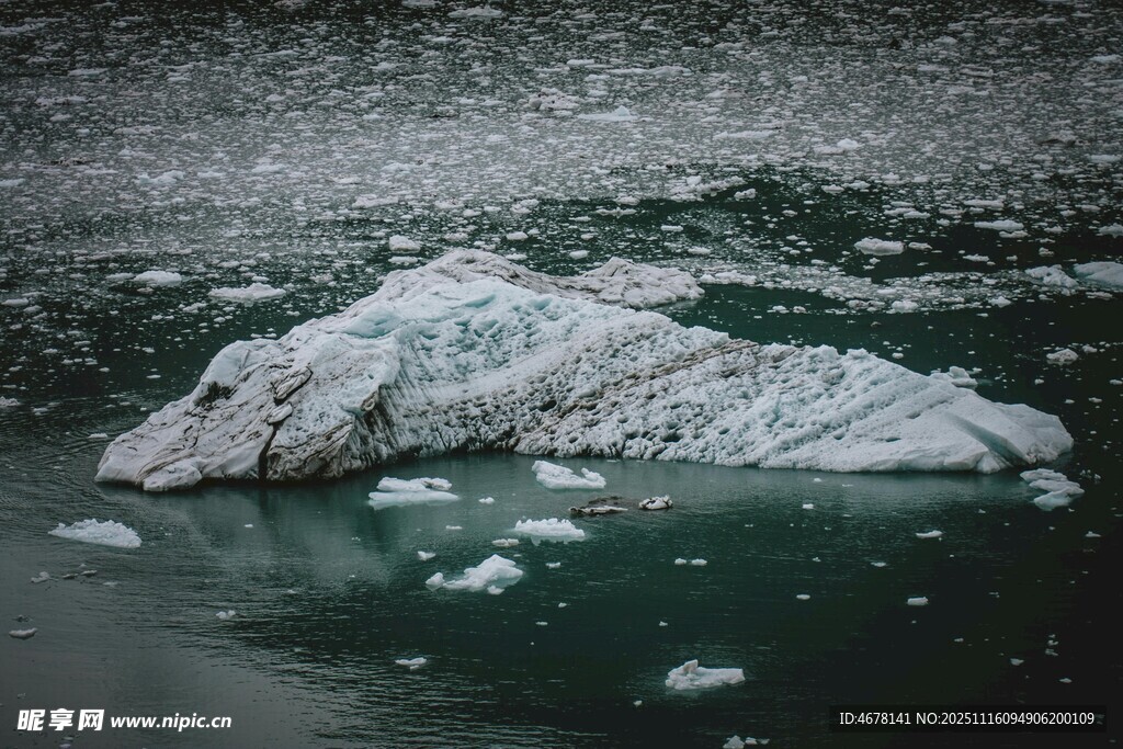 海上孤耸的巨大冰山