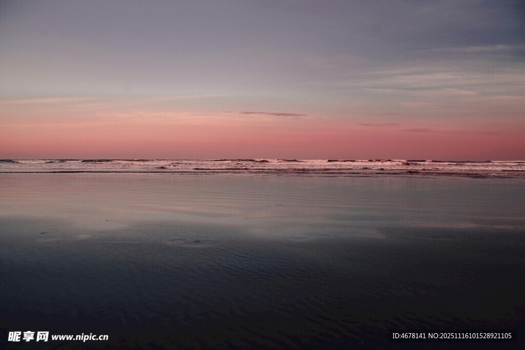 海边绝美粉紫色天空景色