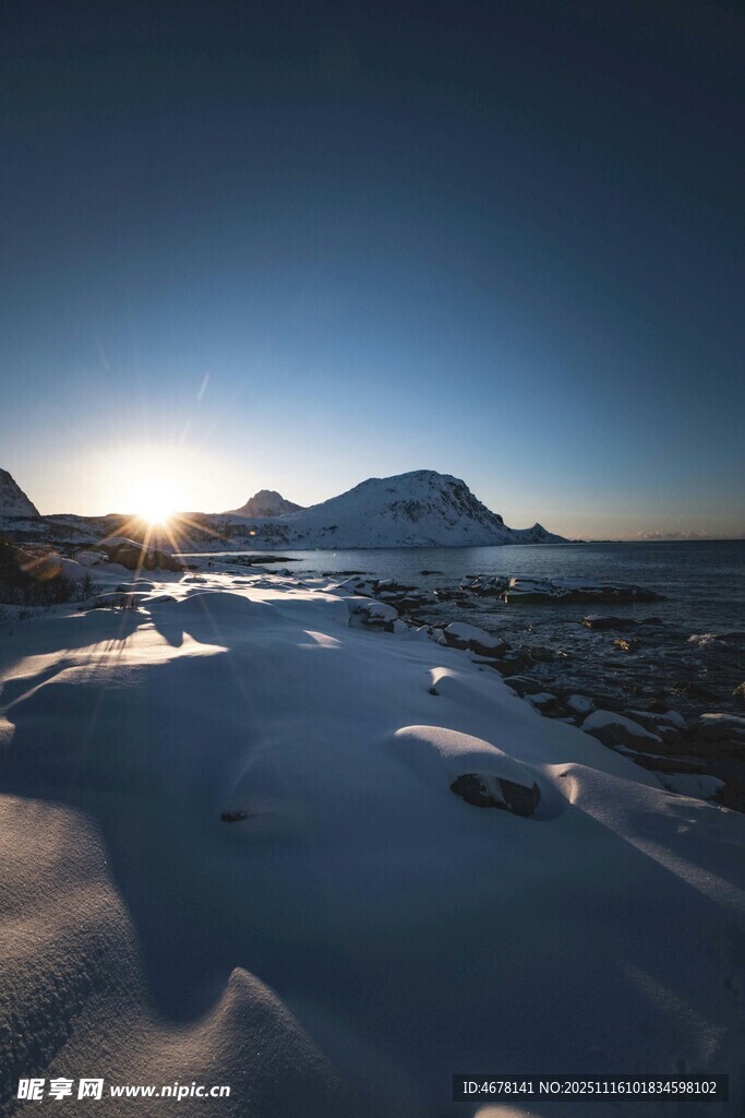 雪境日出下的壮丽山峦