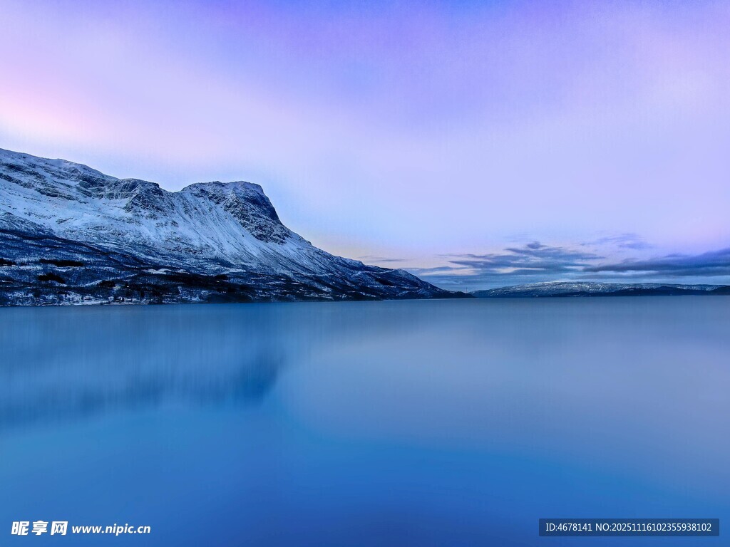 宁静湖景与雪山暮色