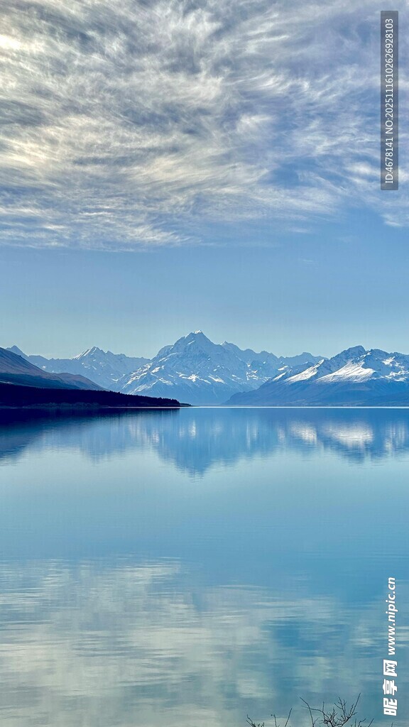 宁静湖景与远处雪山倒影
