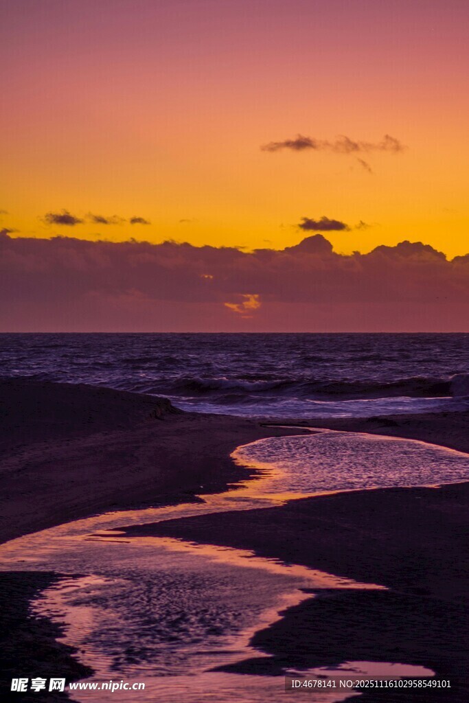 海边日落时分的美丽景致
