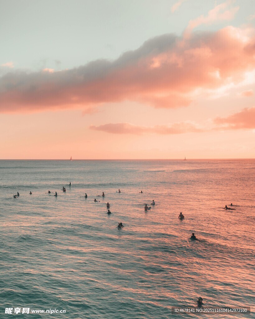 夕阳下的海面冲浪者