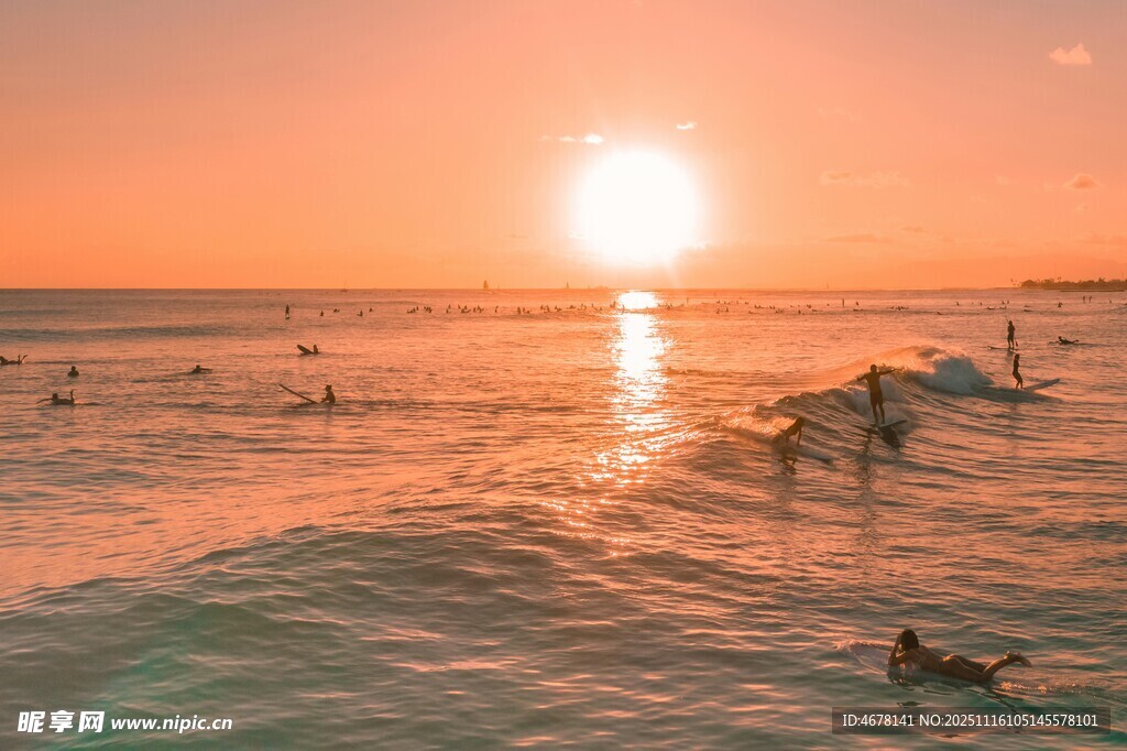 夕阳下的海边冲浪场景